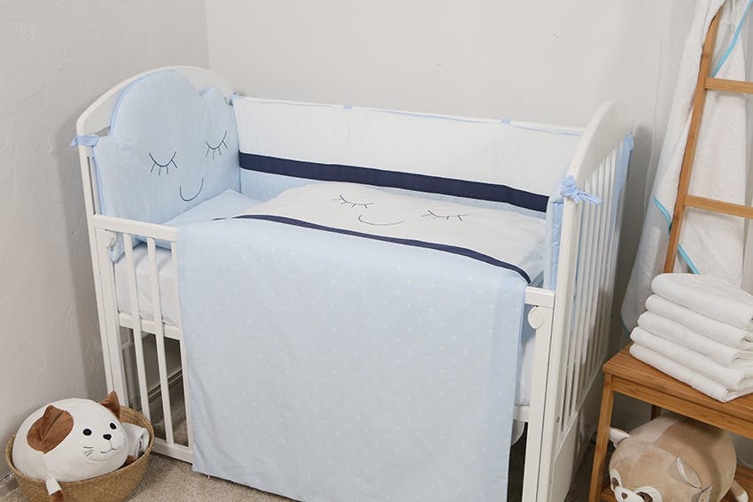 Bebi posteljina sa ogradicom za krevetac plavi Oblak