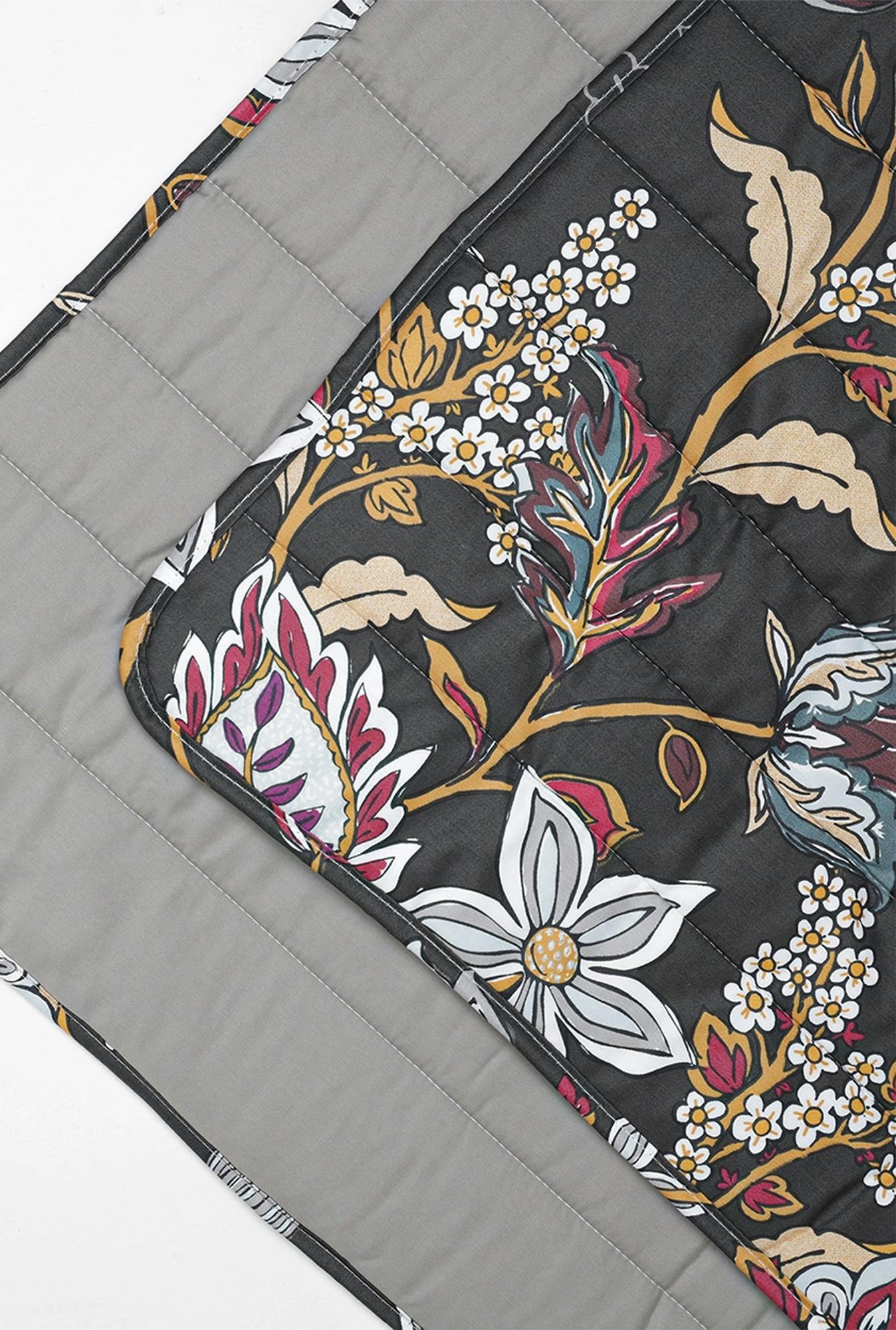 Prekrivač saten pamuk cvetovi na crnoj podlozi